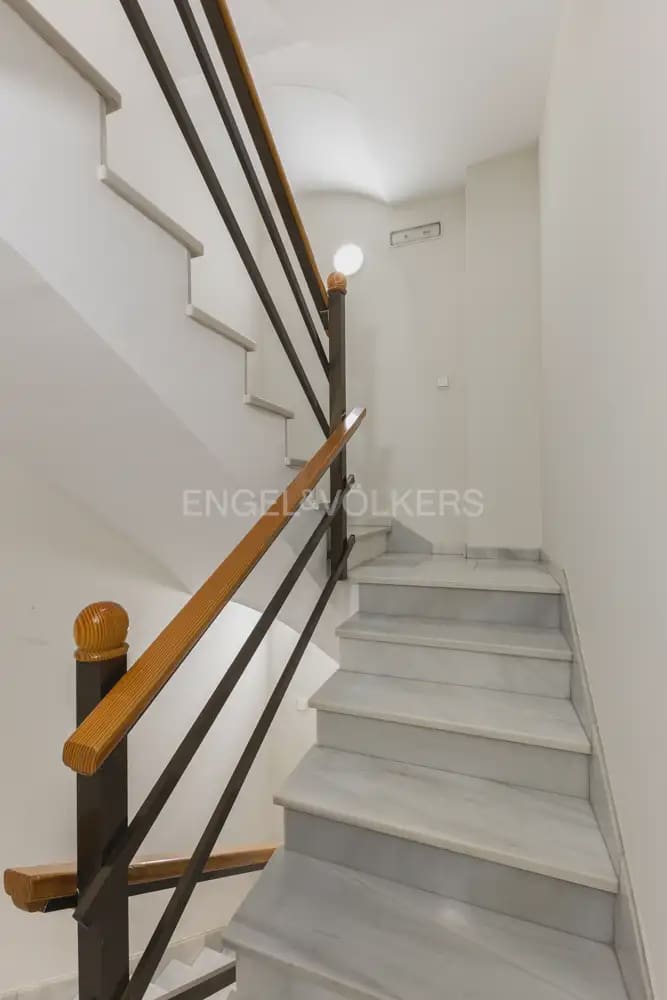 Local Comercial de 18 habitaciones en Dénia en venta - 1.500.000 € (Ref: 9898073)