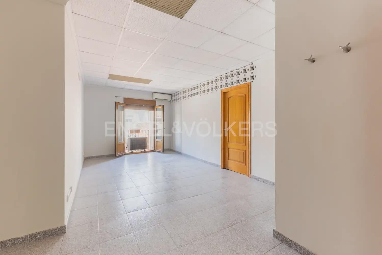 Local Comercial de 18 habitaciones en Dénia en venta - 1.500.000 € (Ref: 9898073)