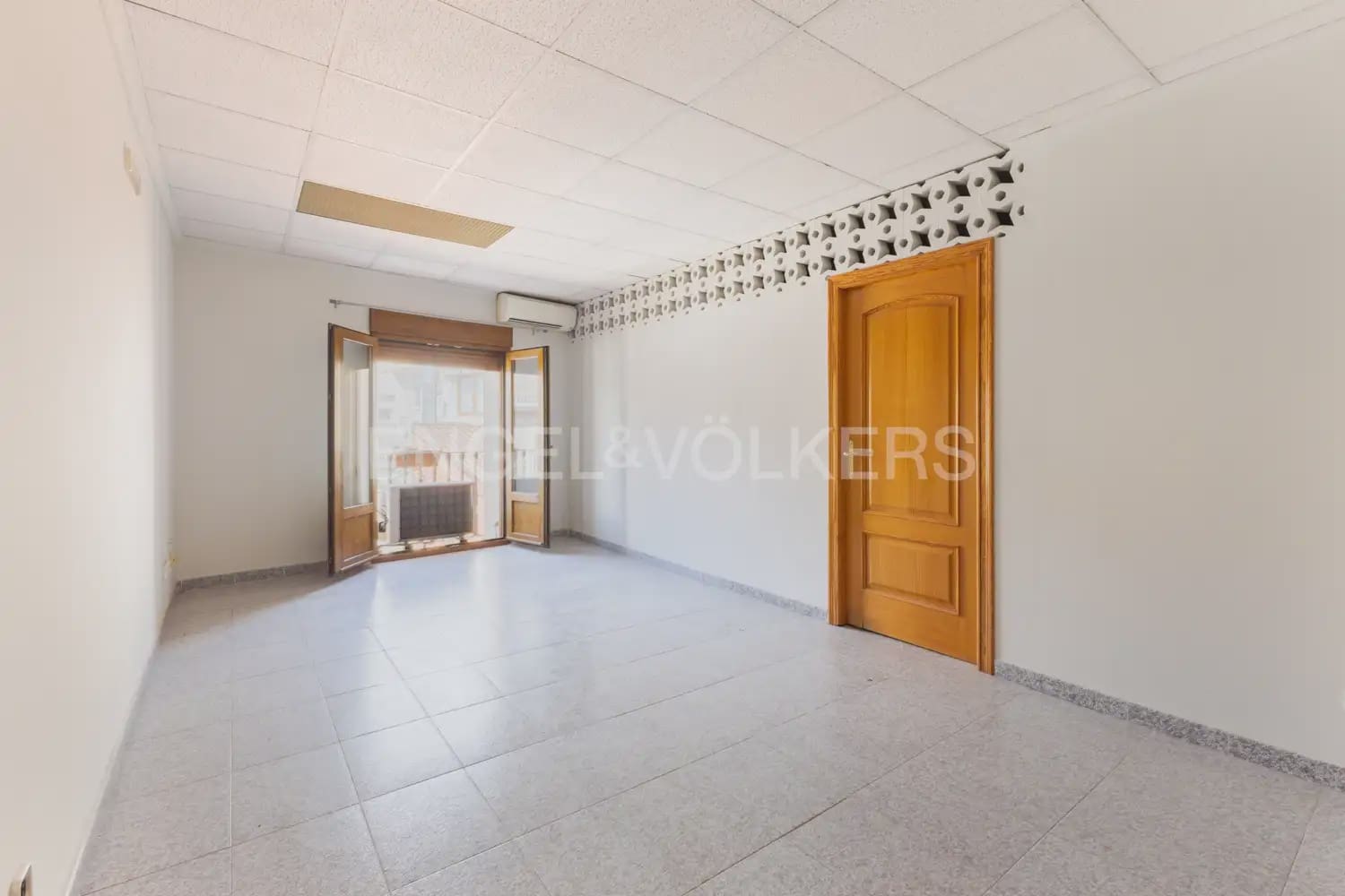 Local Comercial de 18 habitaciones en Dénia en venta - 1.500.000 € (Ref: 9898073)