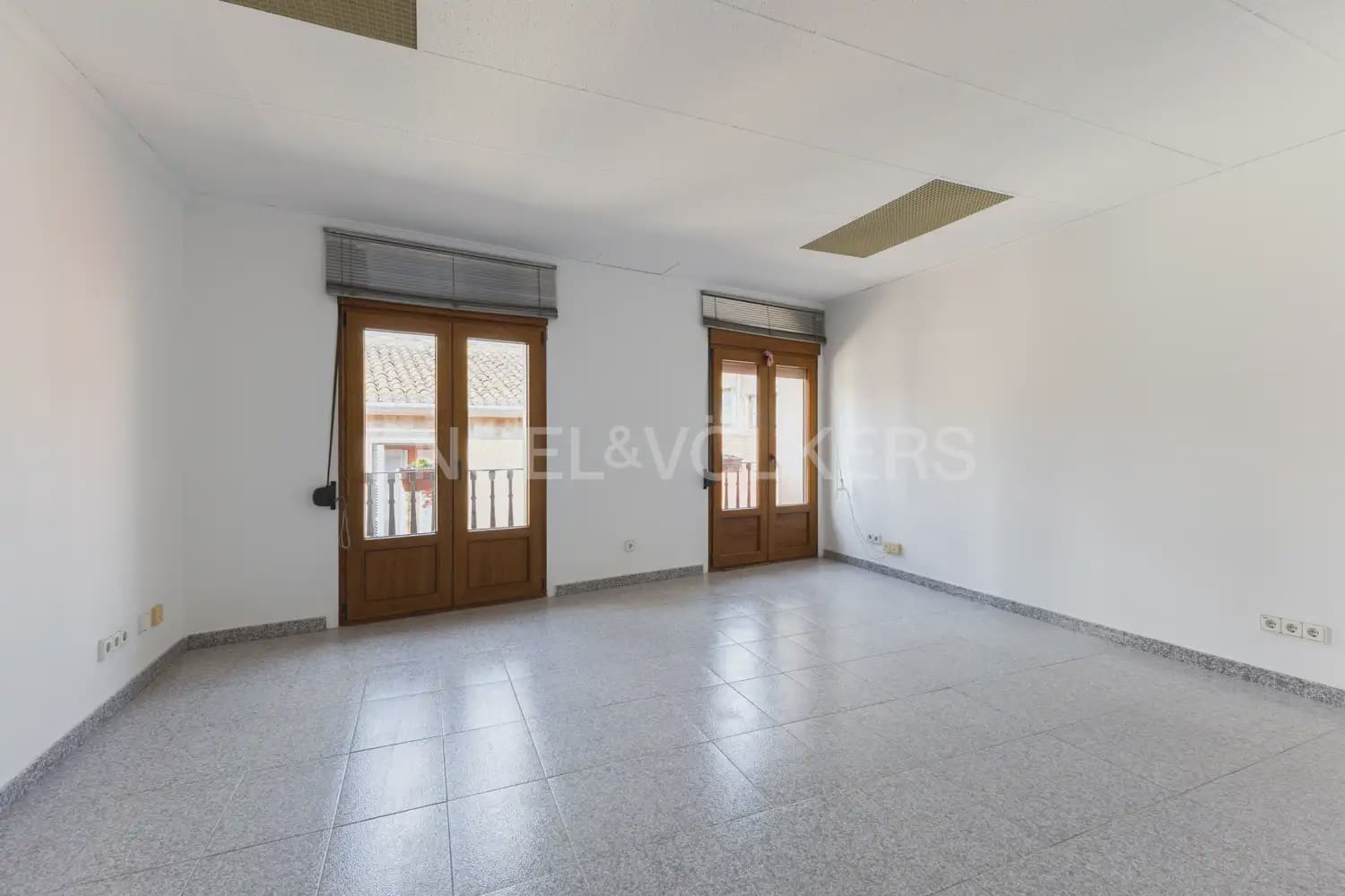 Local Comercial de 18 habitaciones en Dénia en venta - 1.500.000 € (Ref: 9898073)