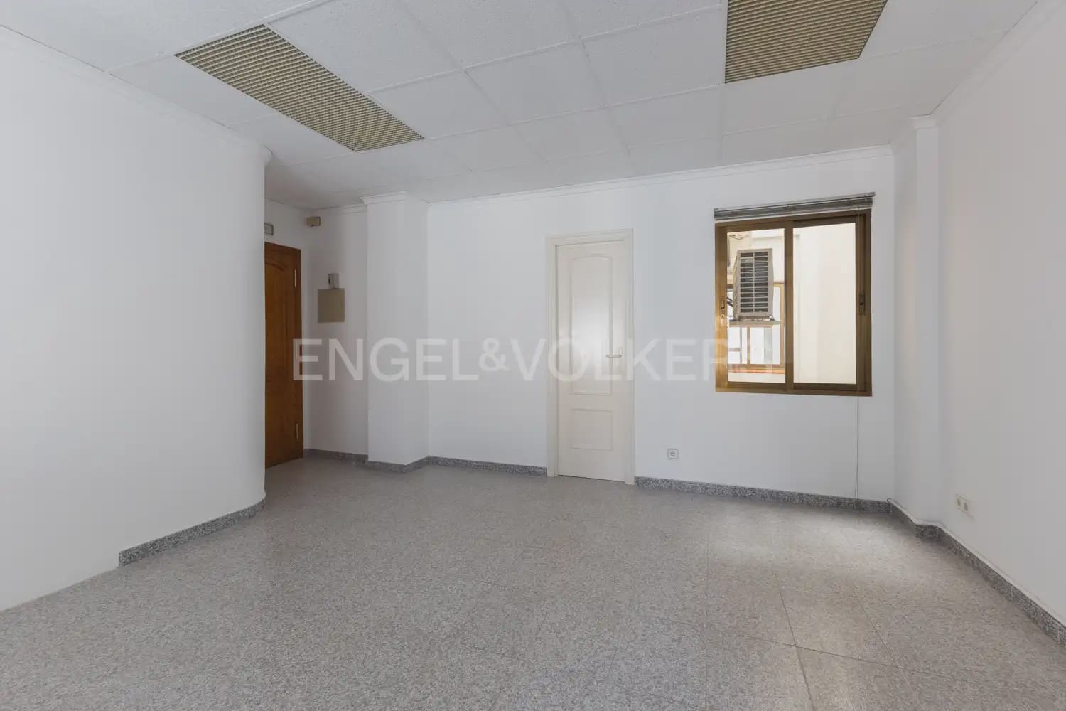 Local Comercial de 18 habitaciones en Dénia en venta - 1.500.000 € (Ref: 9898073)