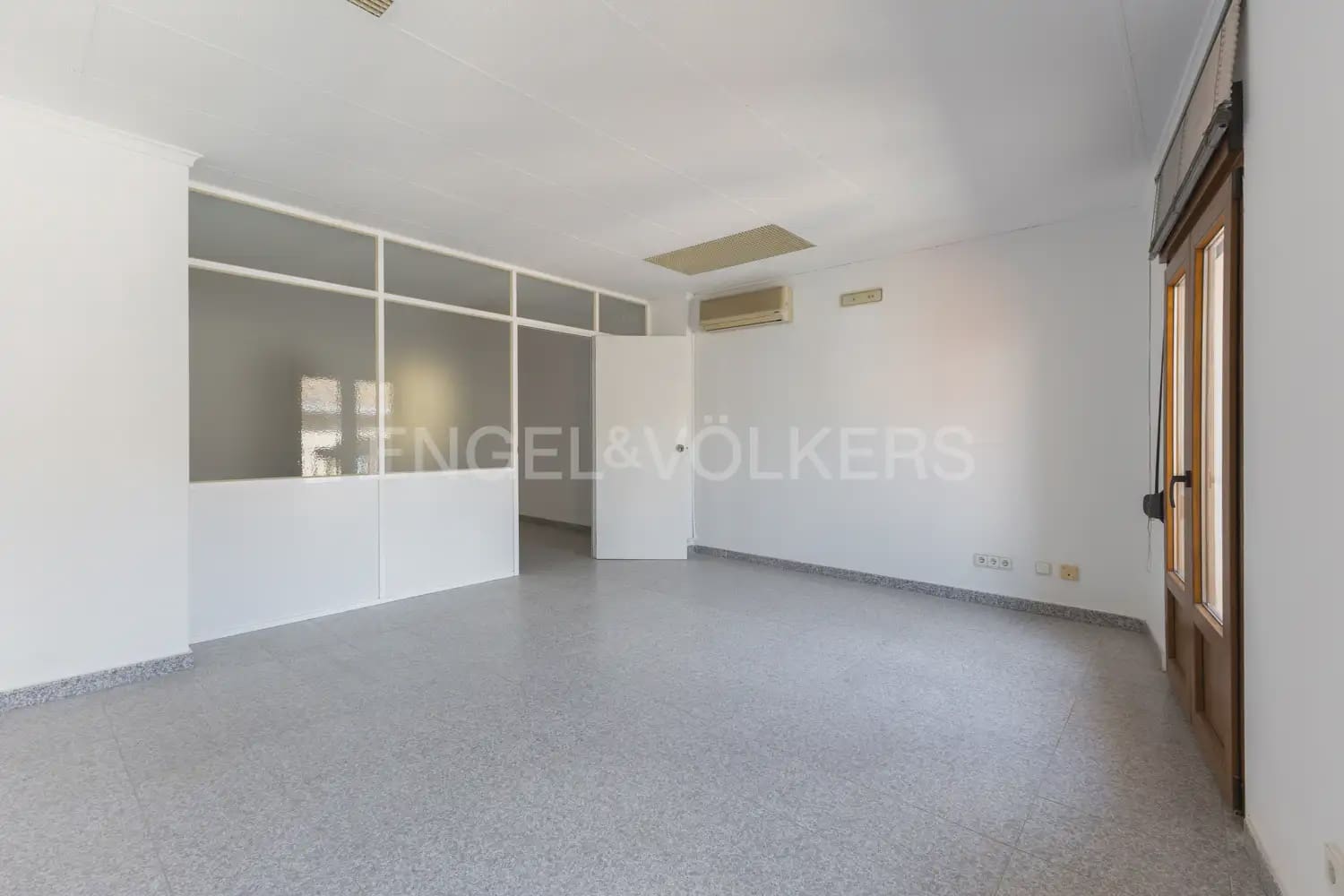 Local Comercial de 18 habitaciones en Dénia en venta - 1.500.000 € (Ref: 9898073)