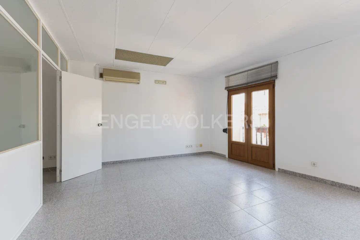 Local Comercial de 18 habitaciones en Dénia en venta - 1.500.000 € (Ref: 9898073)