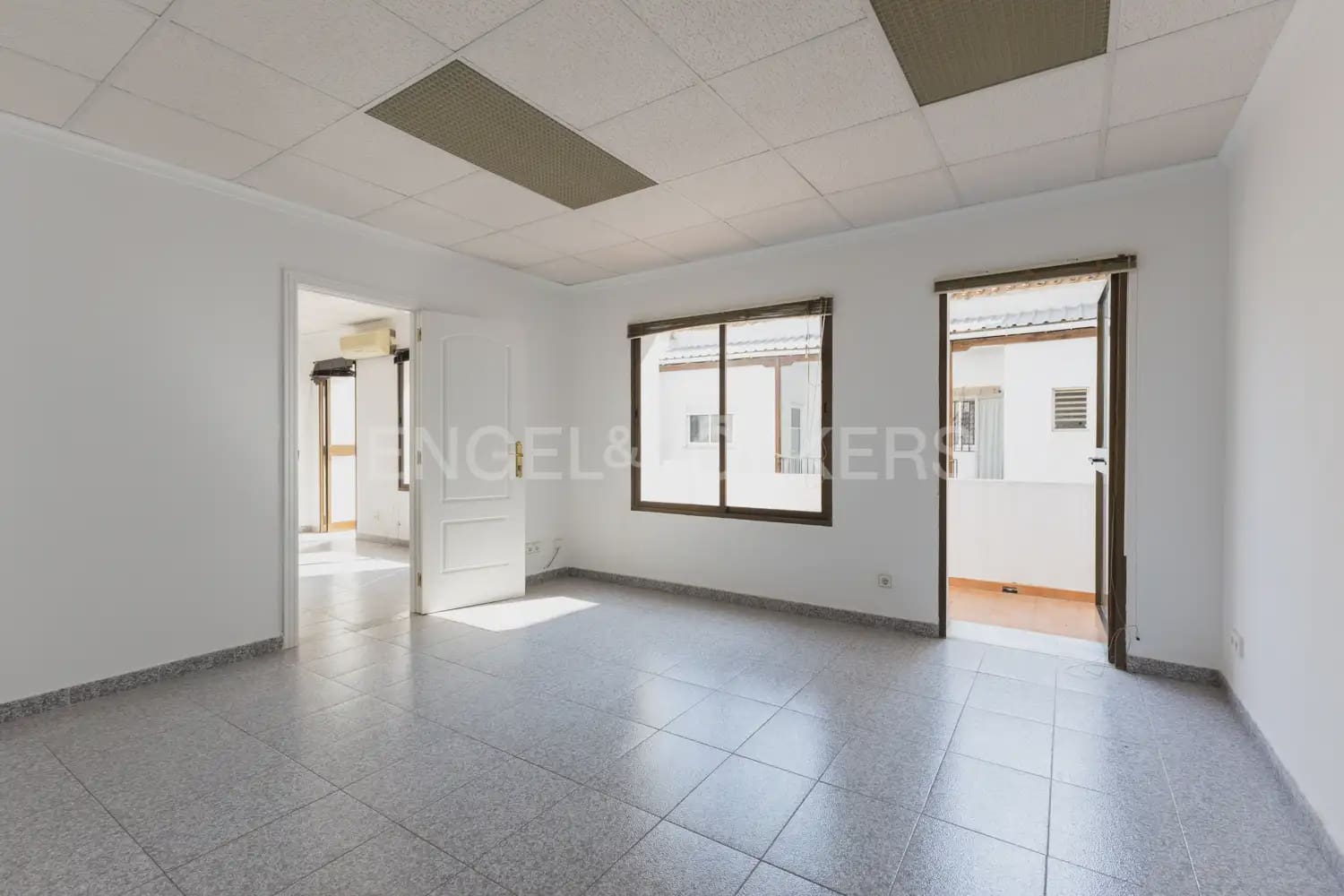 Local Comercial de 18 habitaciones en Dénia en venta - 1.500.000 € (Ref: 9898073)