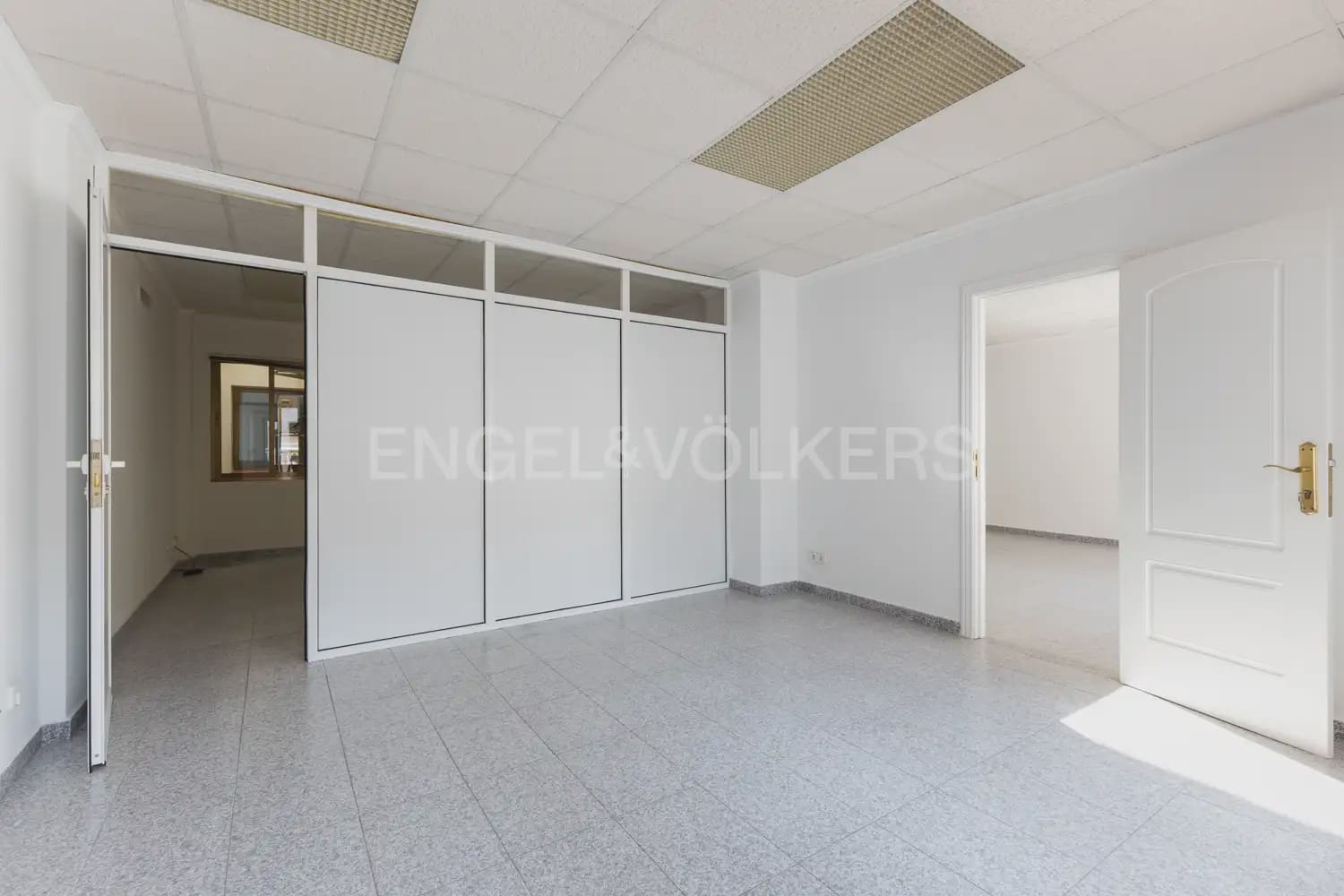 Local Comercial de 18 habitaciones en Dénia en venta - 1.500.000 € (Ref: 9898073)