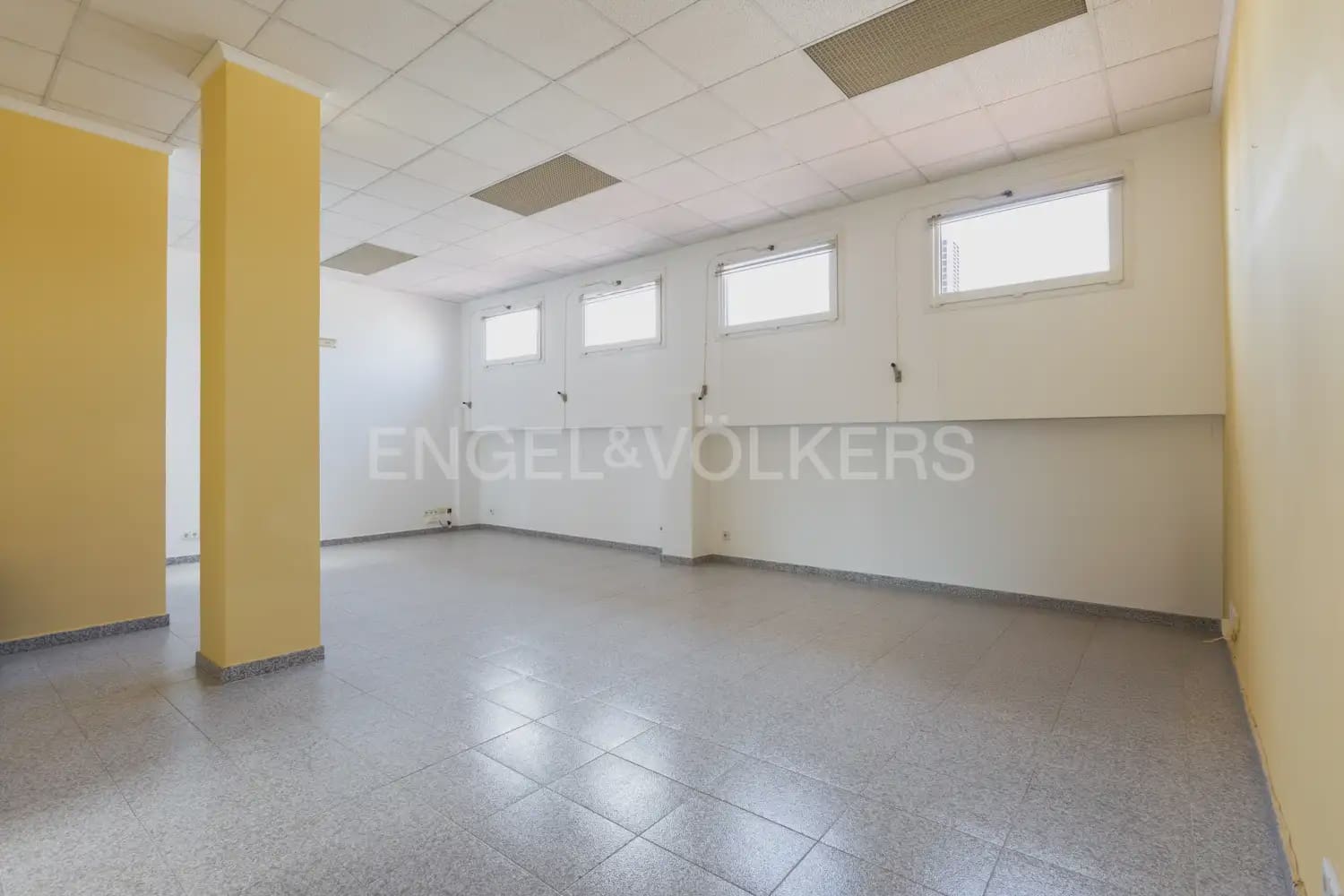 Local Comercial de 18 habitaciones en Dénia en venta - 1.500.000 € (Ref: 9898073)