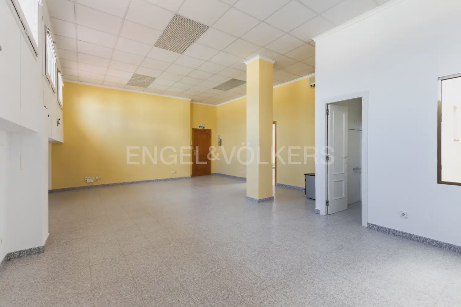 Local Comercial de 18 habitaciones en Dénia en venta - 1.500.000 € (Ref: 9898073)