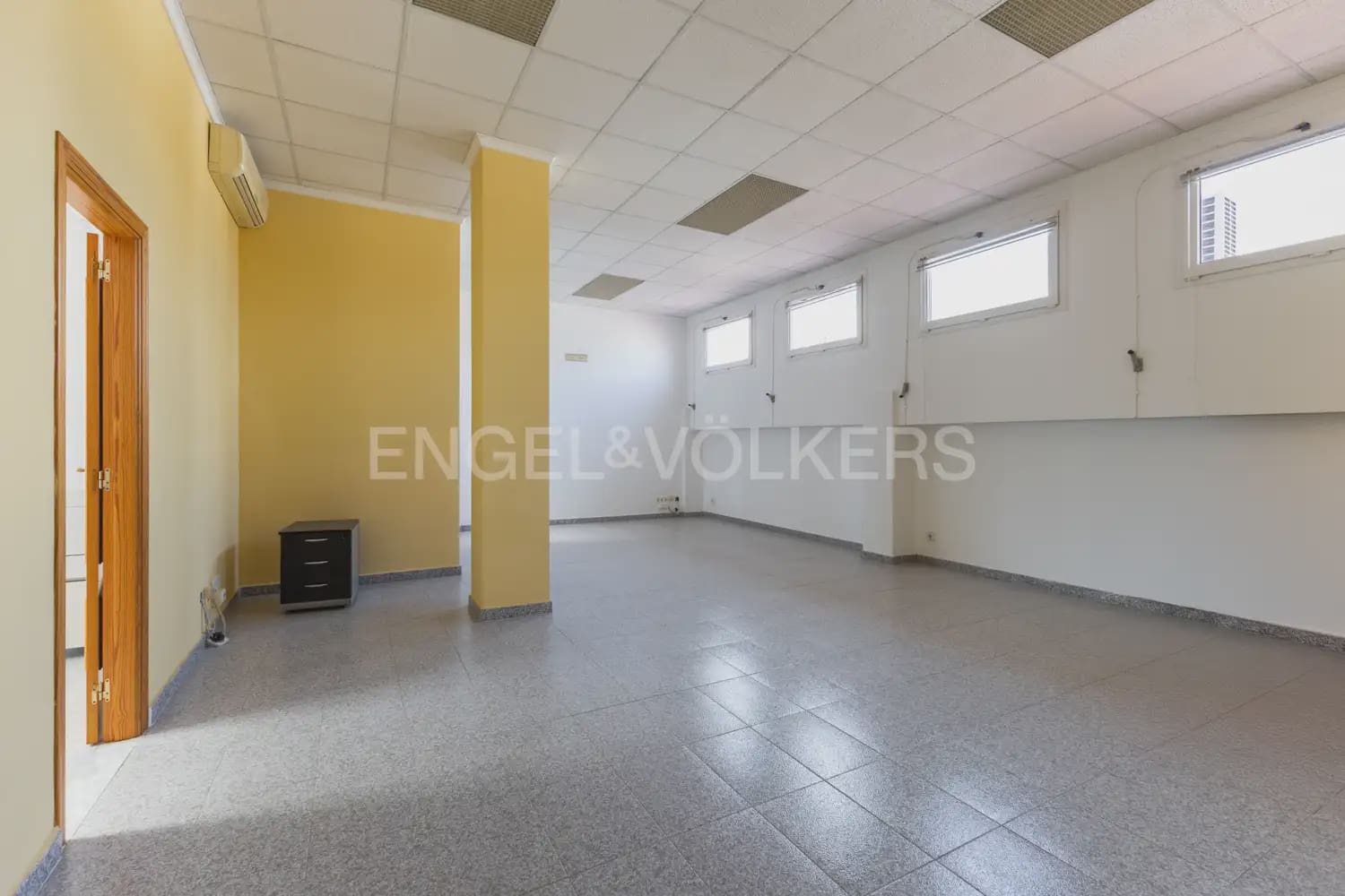 Local Comercial de 18 habitaciones en Dénia en venta - 1.500.000 € (Ref: 9898073)