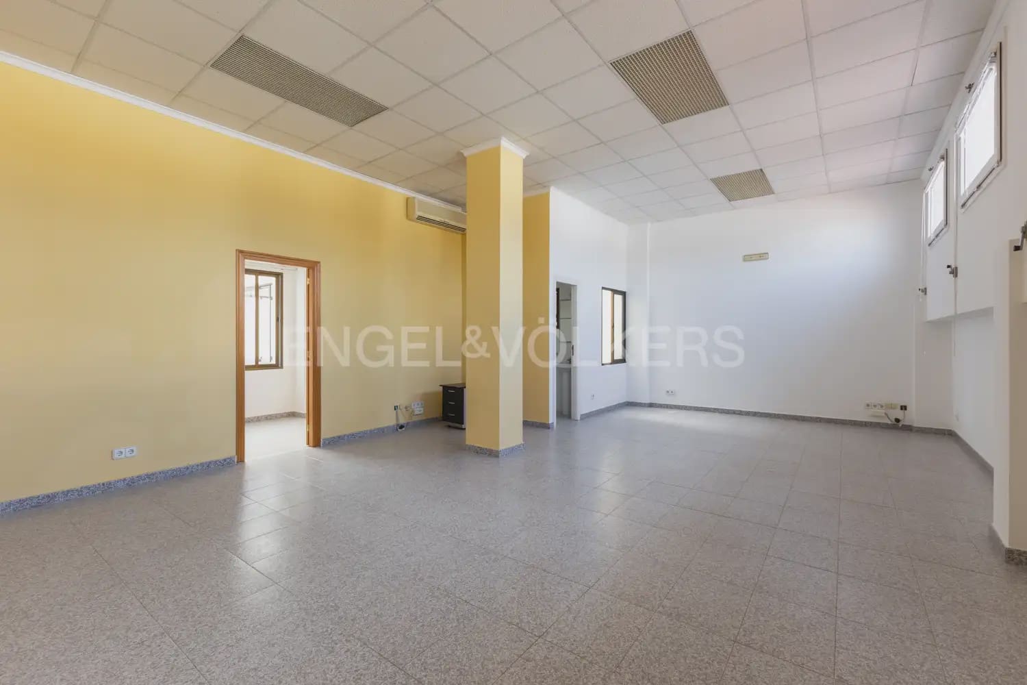 Local Comercial de 18 habitaciones en Dénia en venta - 1.500.000 € (Ref: 9898073)