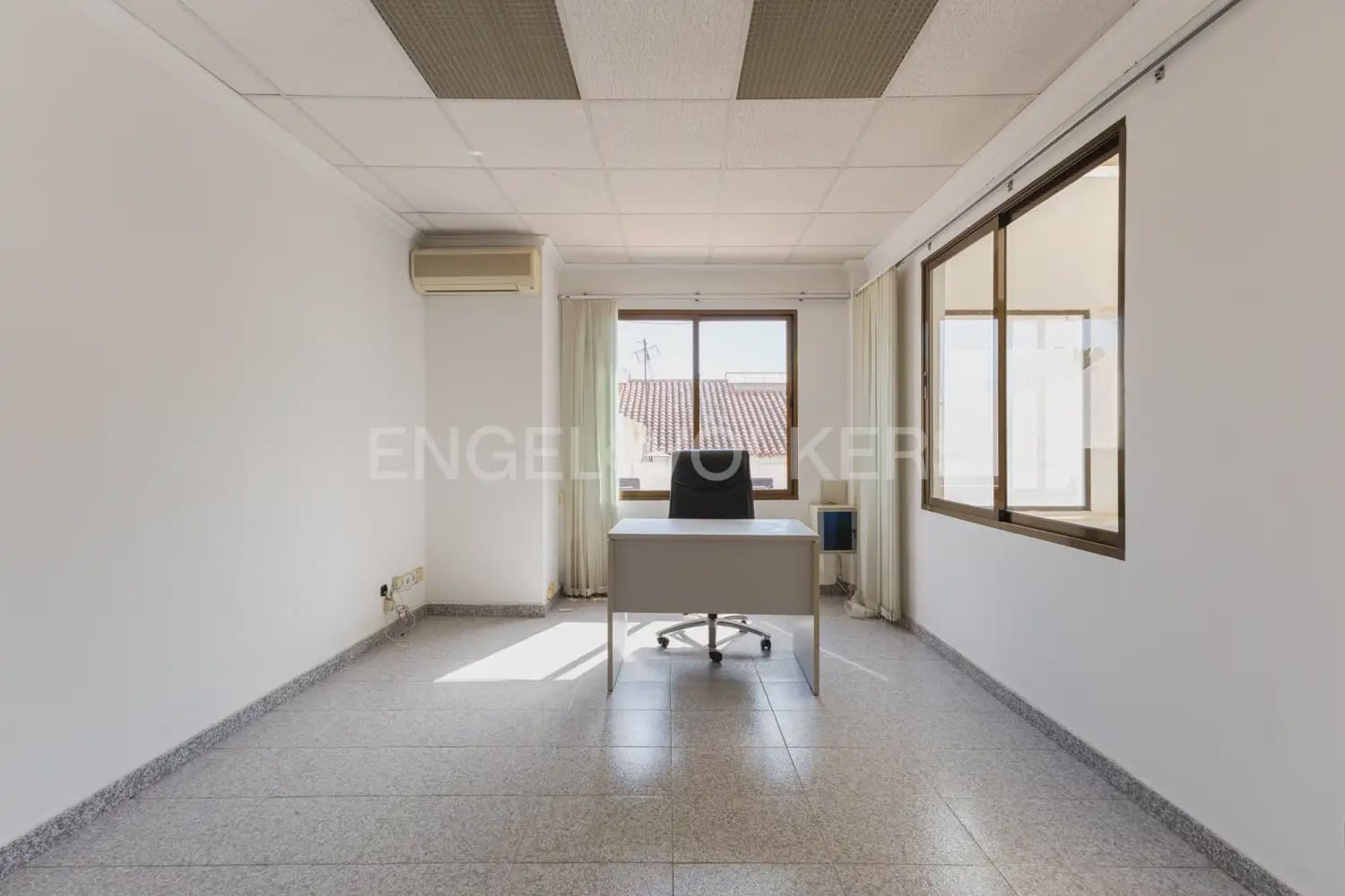Local Comercial de 18 habitaciones en Dénia en venta - 1.500.000 € (Ref: 9898073)