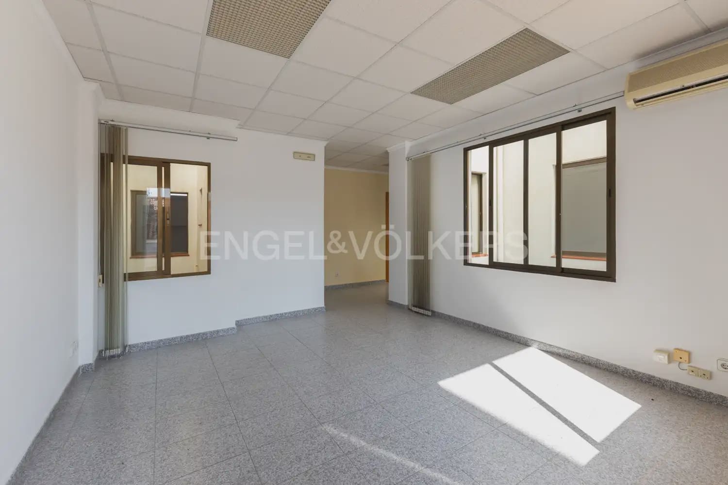 Local Comercial de 18 habitaciones en Dénia en venta - 1.500.000 € (Ref: 9898073)