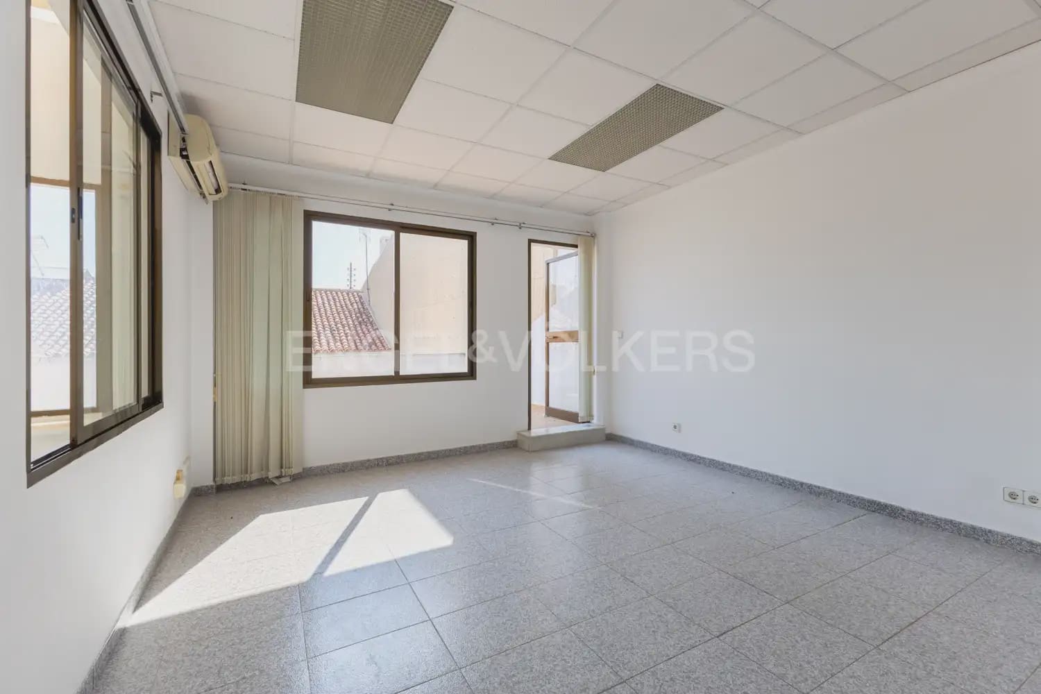 Local Comercial de 18 habitaciones en Dénia en venta - 1.500.000 € (Ref: 9898073)