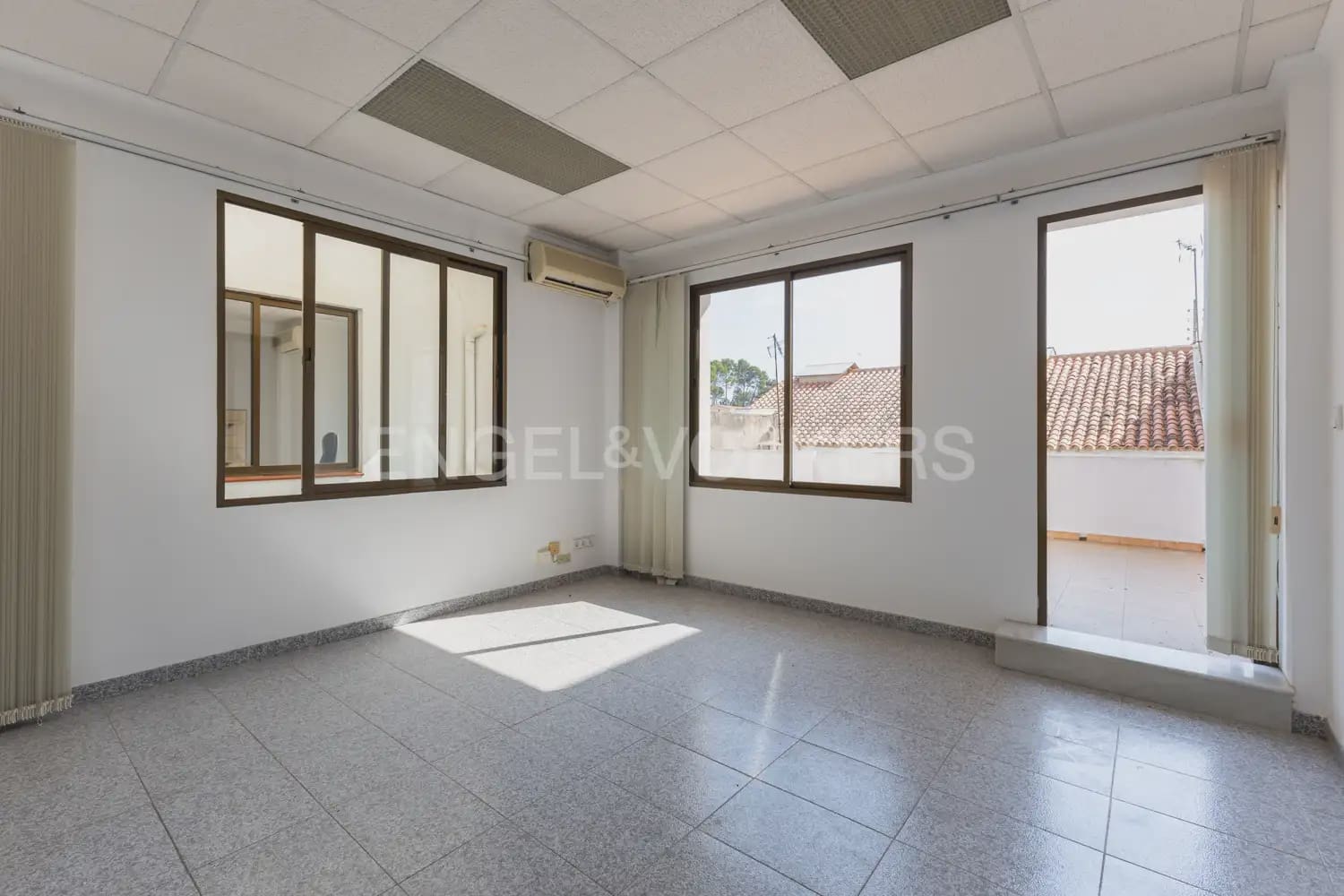 Local Comercial de 18 habitaciones en Dénia en venta - 1.500.000 € (Ref: 9898073)