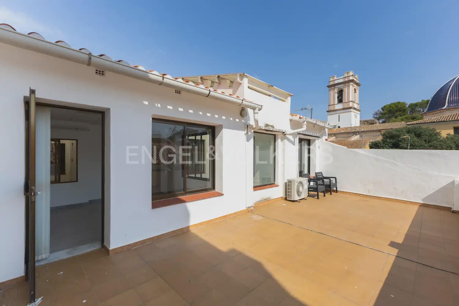 Local Comercial de 18 habitaciones en Dénia en venta - 1.500.000 € (Ref: 9898073)