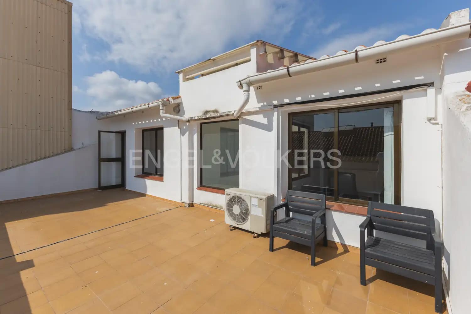 Local Comercial de 18 habitaciones en Dénia en venta - 1.500.000 € (Ref: 9898073)