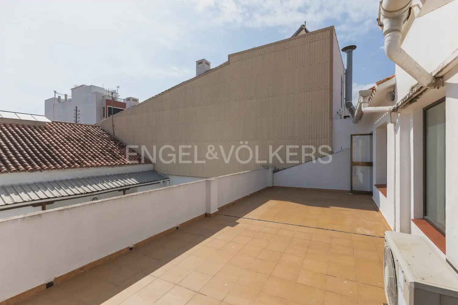 Local Comercial de 18 habitaciones en Dénia en venta - 1.500.000 € (Ref: 9898073)