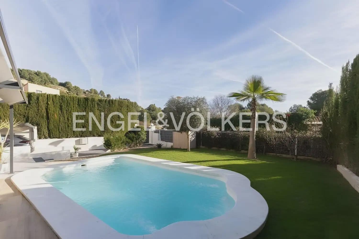 4 bedroom Villa for rent in Chiva with pool garage - € 3,500 (Ref: 9898077)