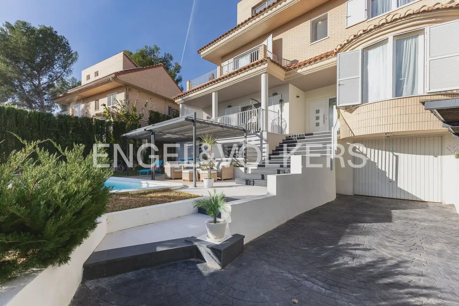 4 bedroom Villa for rent in Chiva with pool garage - € 3,500 (Ref: 9898077)