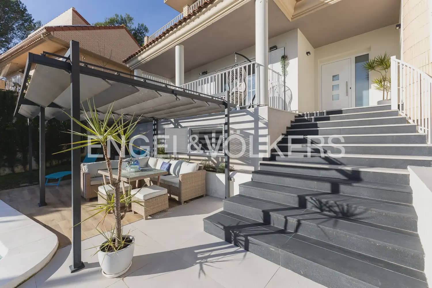 4 bedroom Villa for rent in Chiva with pool garage - € 3,500 (Ref: 9898077)