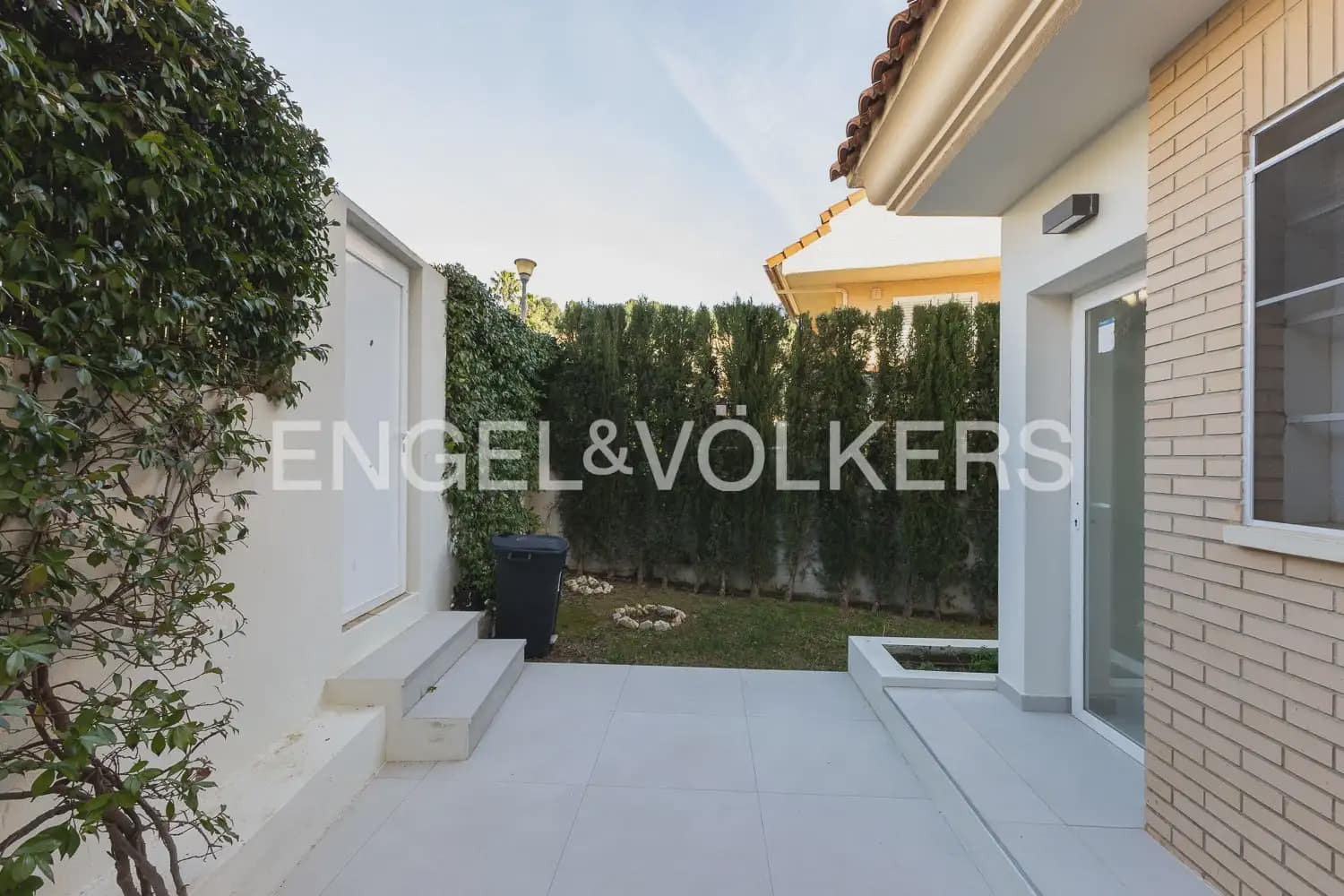 4 bedroom Villa for rent in Chiva with pool garage - € 3,500 (Ref: 9898077)