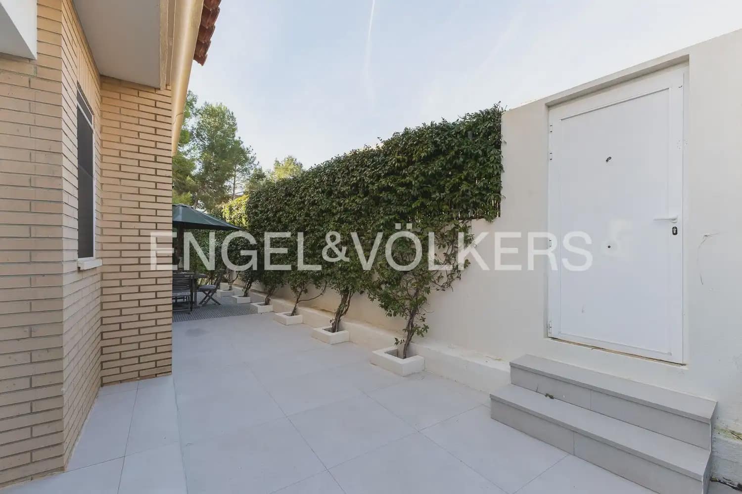 4 bedroom Villa for rent in Chiva with pool garage - € 3,500 (Ref: 9898077)