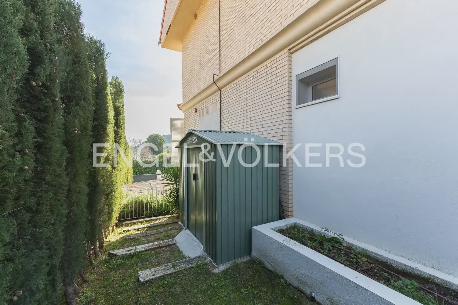 4 bedroom Villa for rent in Chiva with pool garage - € 3,500 (Ref: 9898077)