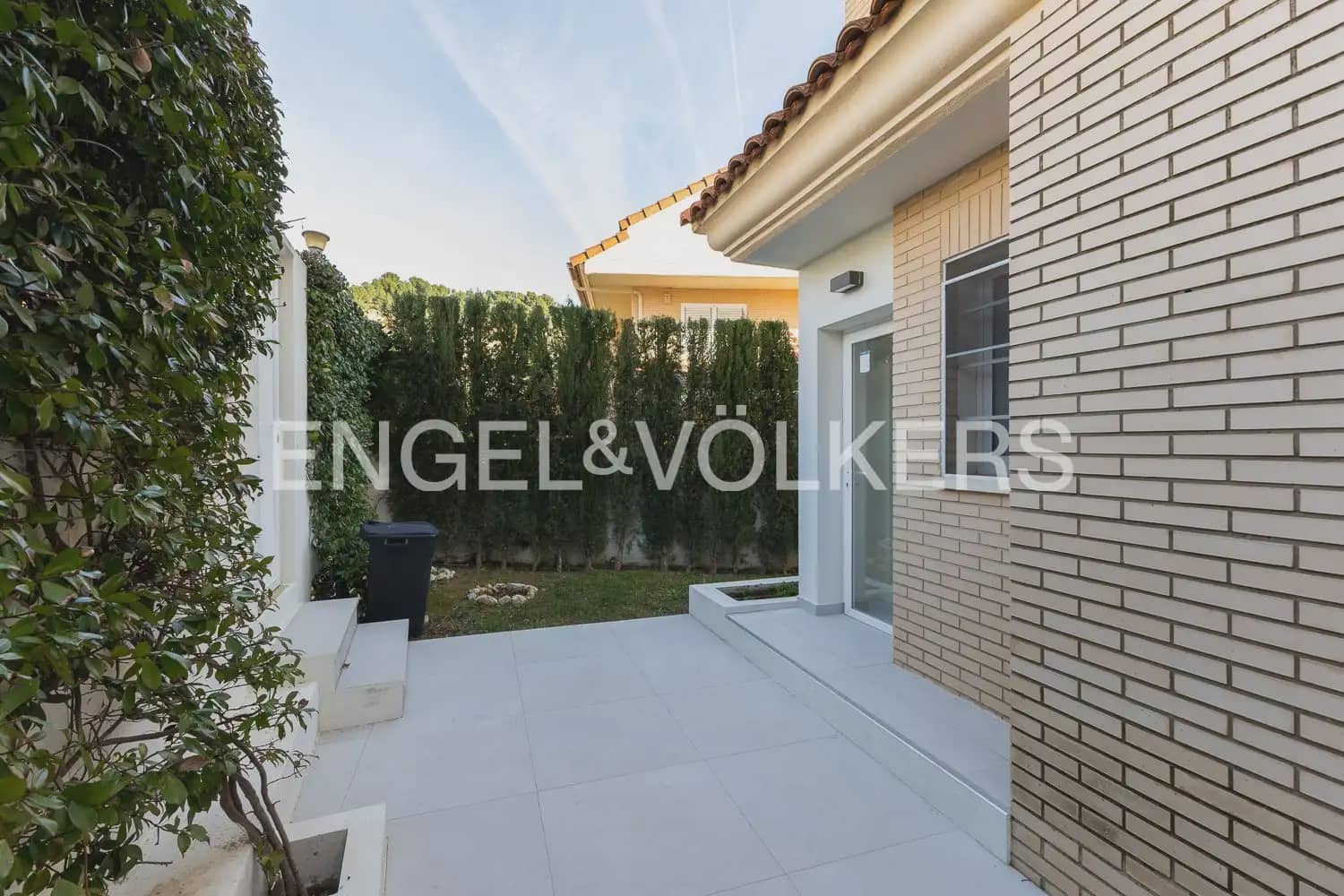 4 bedroom Villa for rent in Chiva with pool garage - € 3,500 (Ref: 9898077)