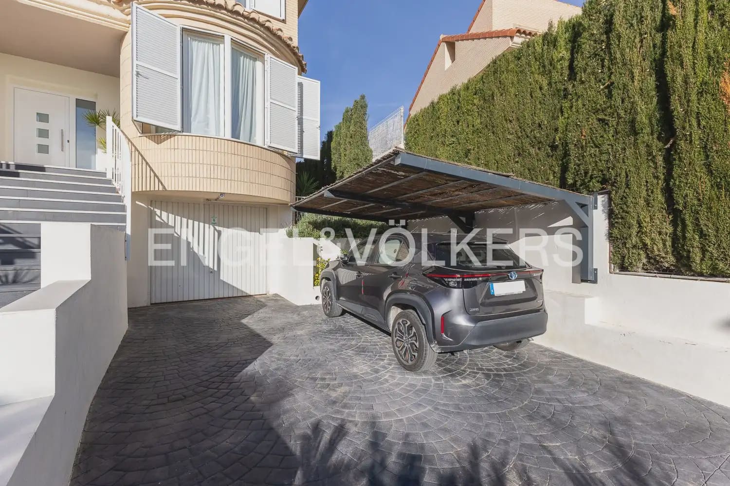 4 bedroom Villa for rent in Chiva with pool garage - € 3,500 (Ref: 9898077)