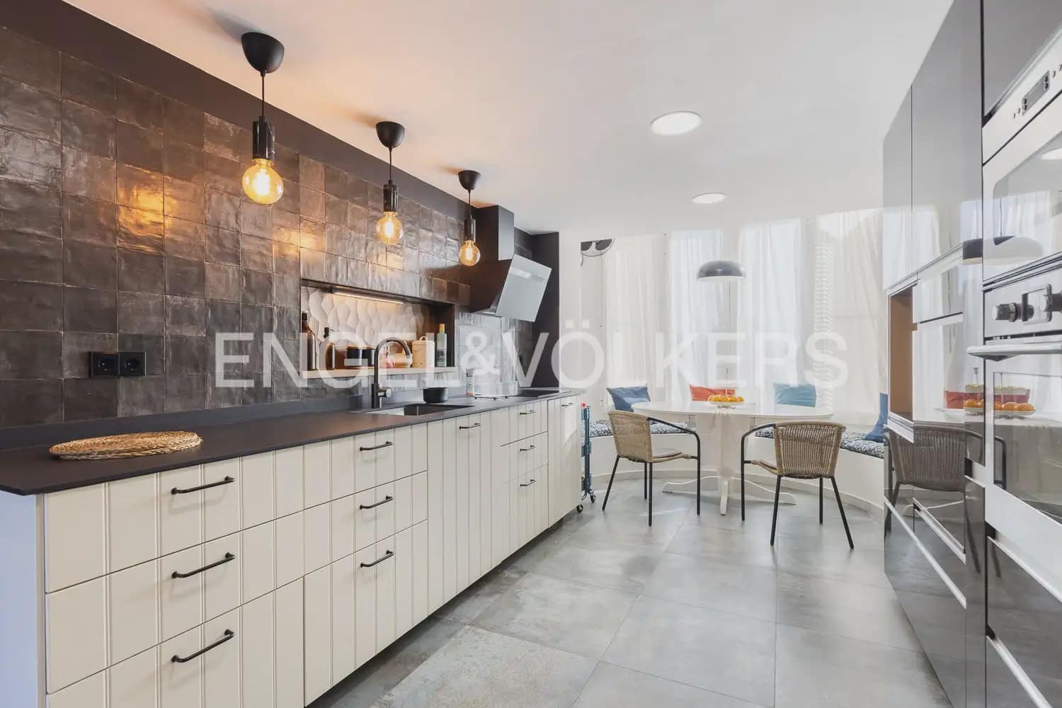 4 bedroom Villa for rent in Chiva with pool garage - € 3,500 (Ref: 9898077)