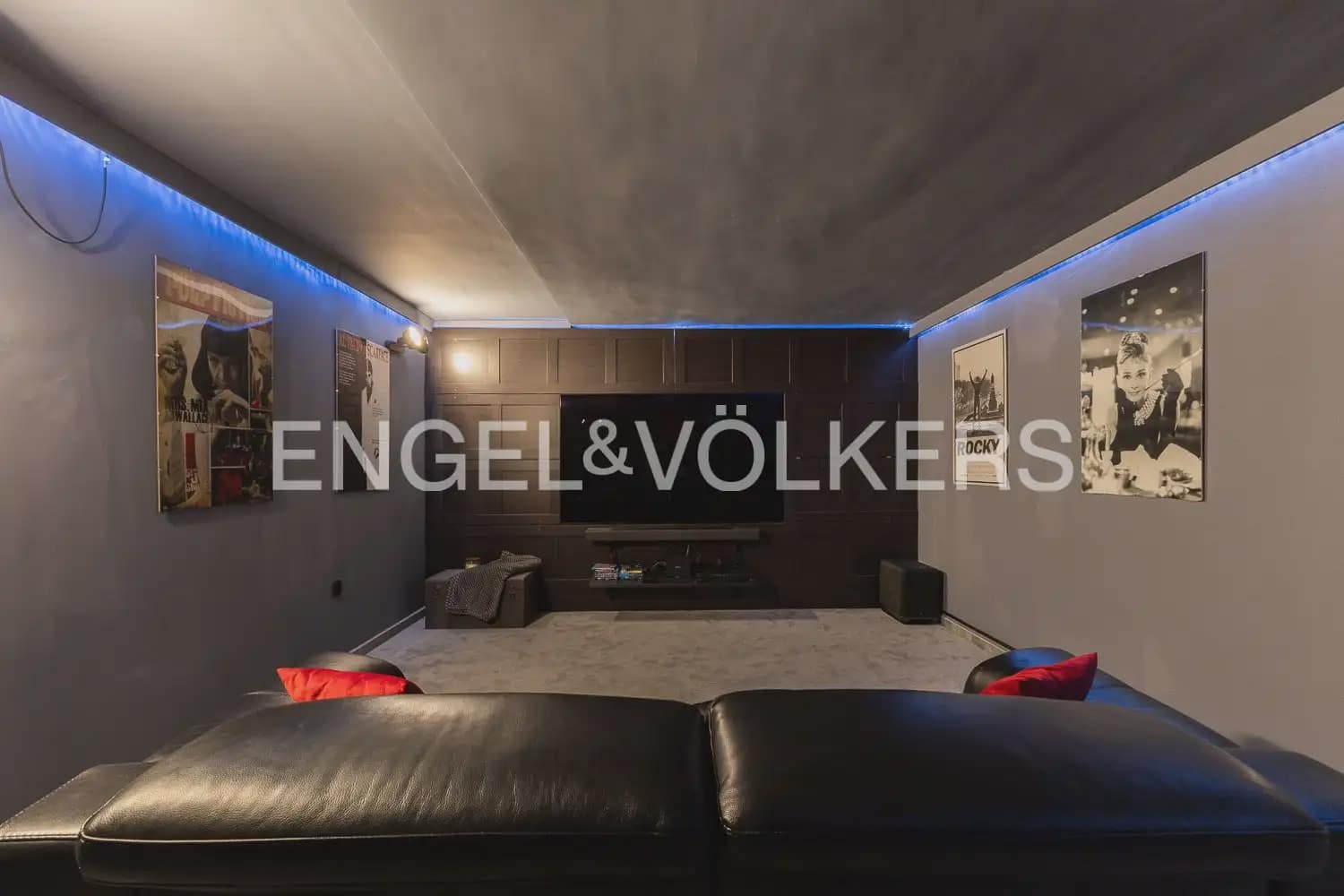 4 bedroom Villa for rent in Chiva with pool garage - € 3,500 (Ref: 9898077)