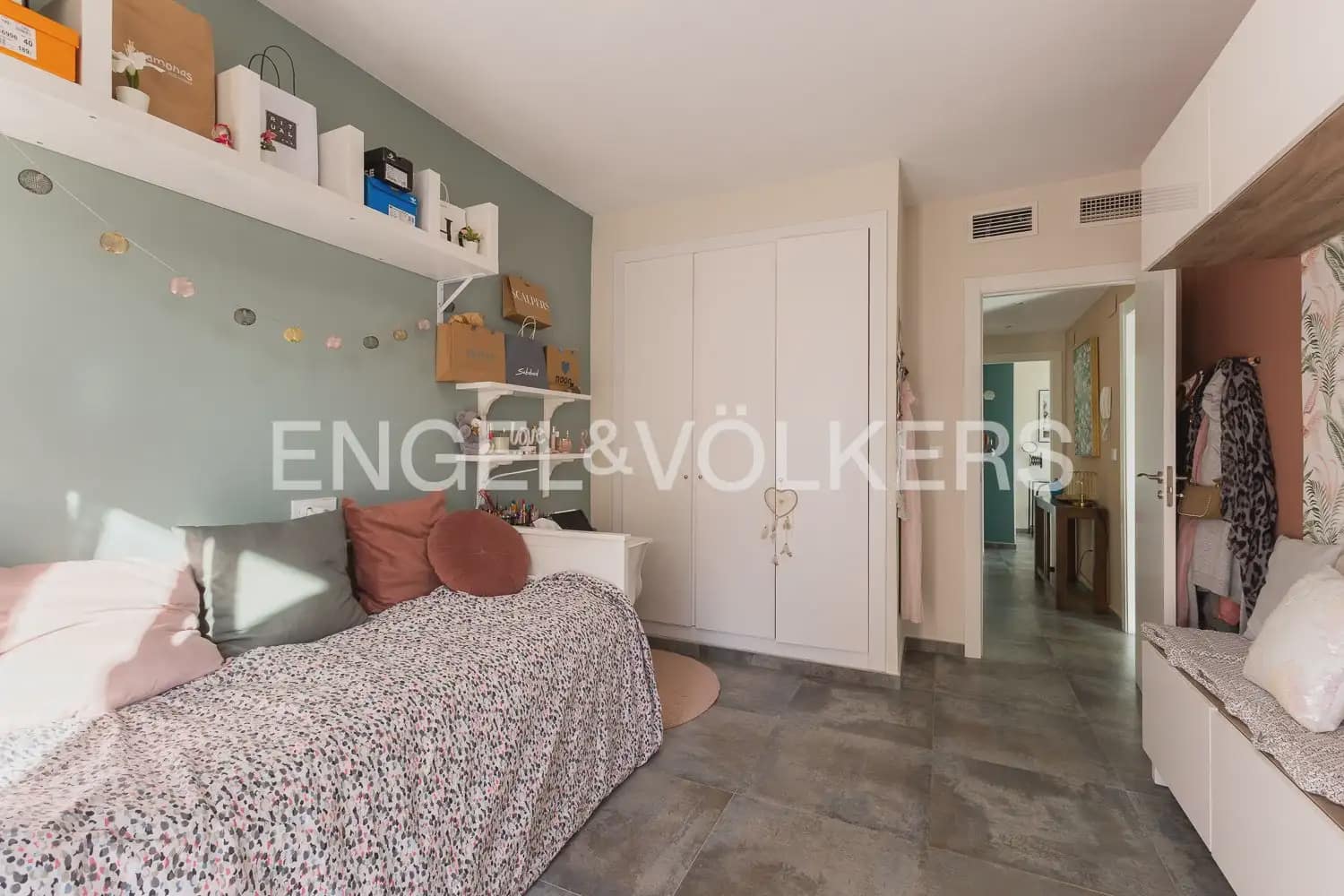 4 bedroom Villa for rent in Chiva with pool garage - € 3,500 (Ref: 9898077)