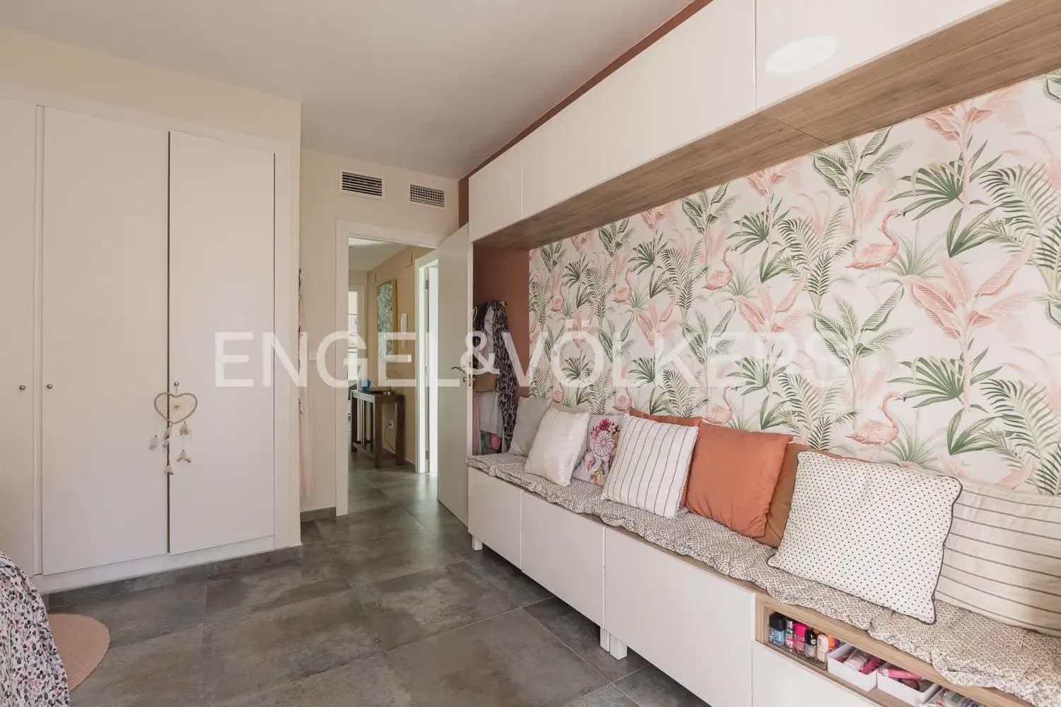 4 bedroom Villa for rent in Chiva with pool garage - € 3,500 (Ref: 9898077)