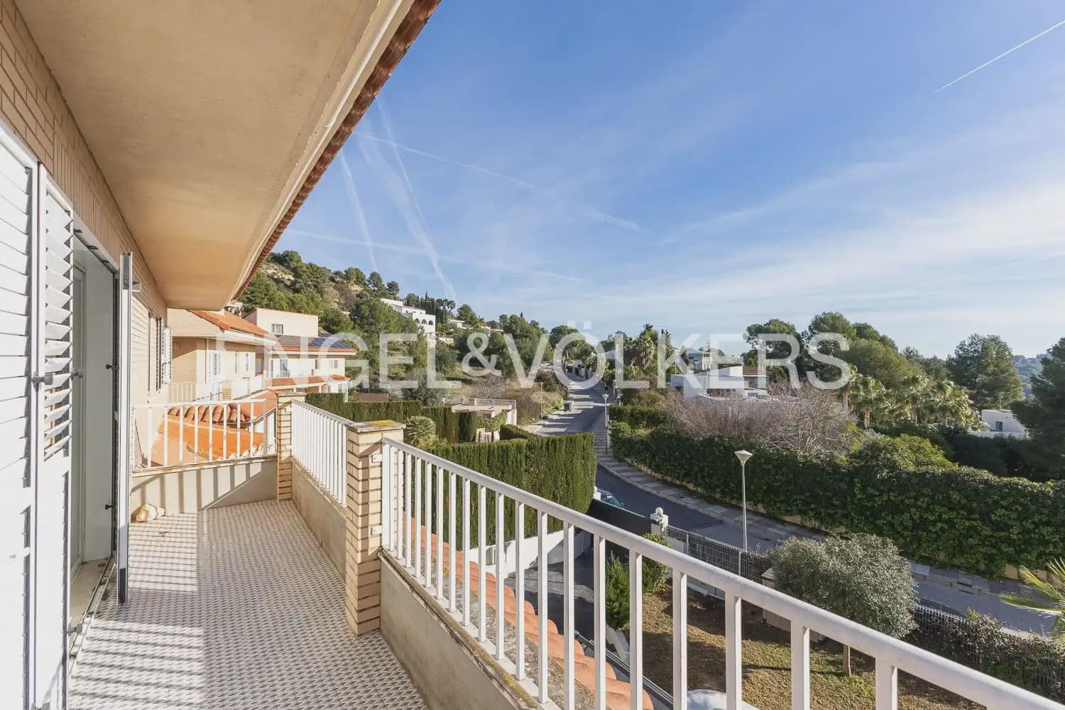 4 bedroom Villa for rent in Chiva with pool garage - € 3,500 (Ref: 9898077)