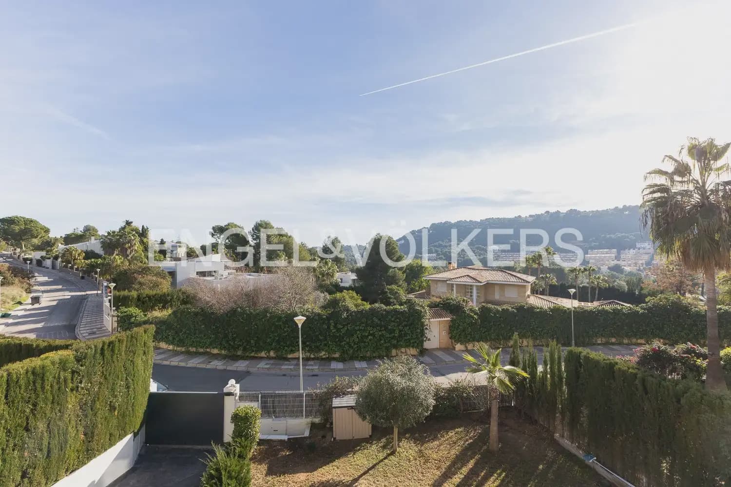 4 bedroom Villa for rent in Chiva with pool garage - € 3,500 (Ref: 9898077)