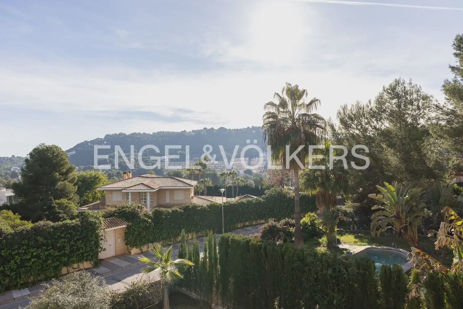 4 bedroom Villa for rent in Chiva with pool garage - € 3,500 (Ref: 9898077)