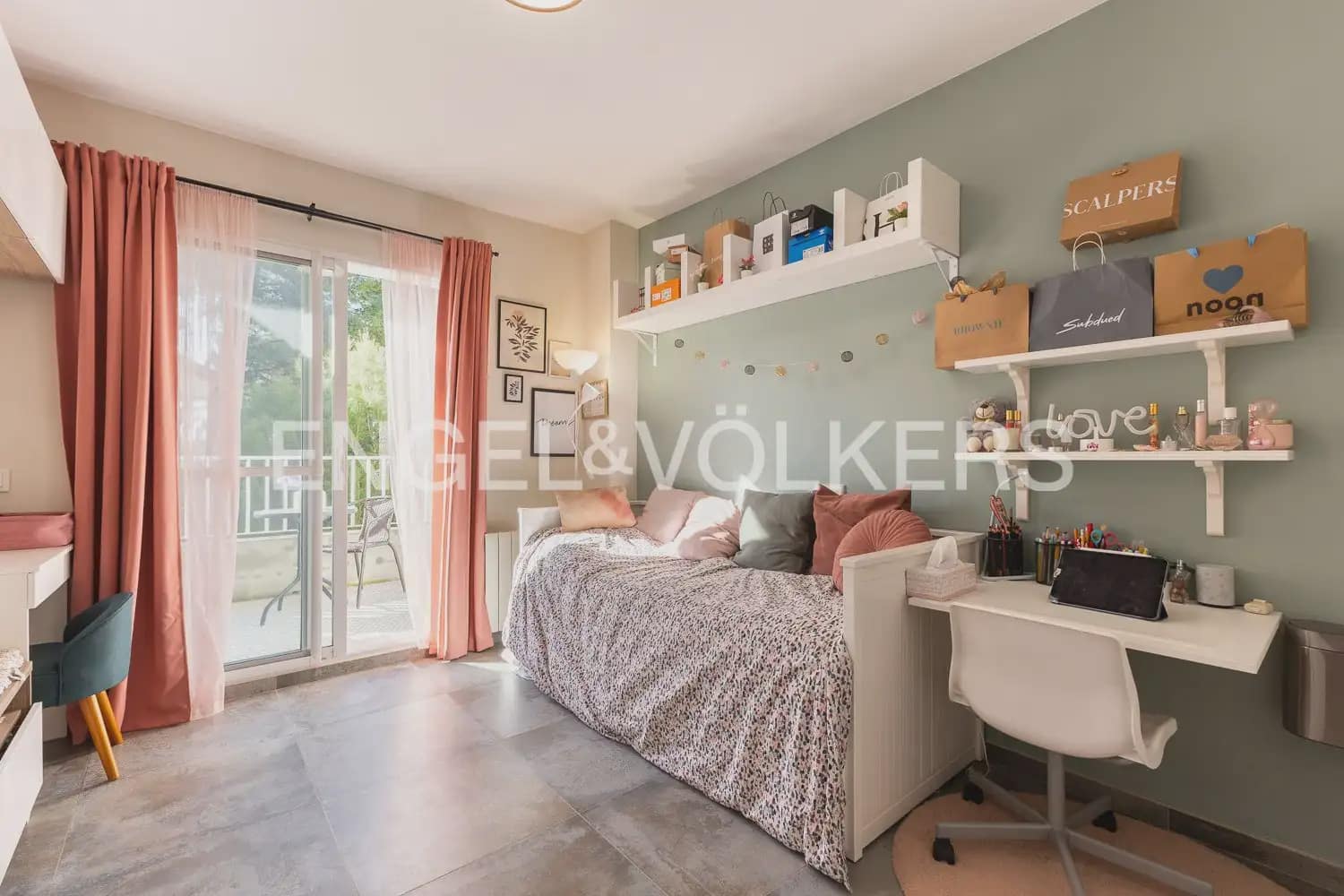 4 bedroom Villa for rent in Chiva with pool garage - € 3,500 (Ref: 9898077)