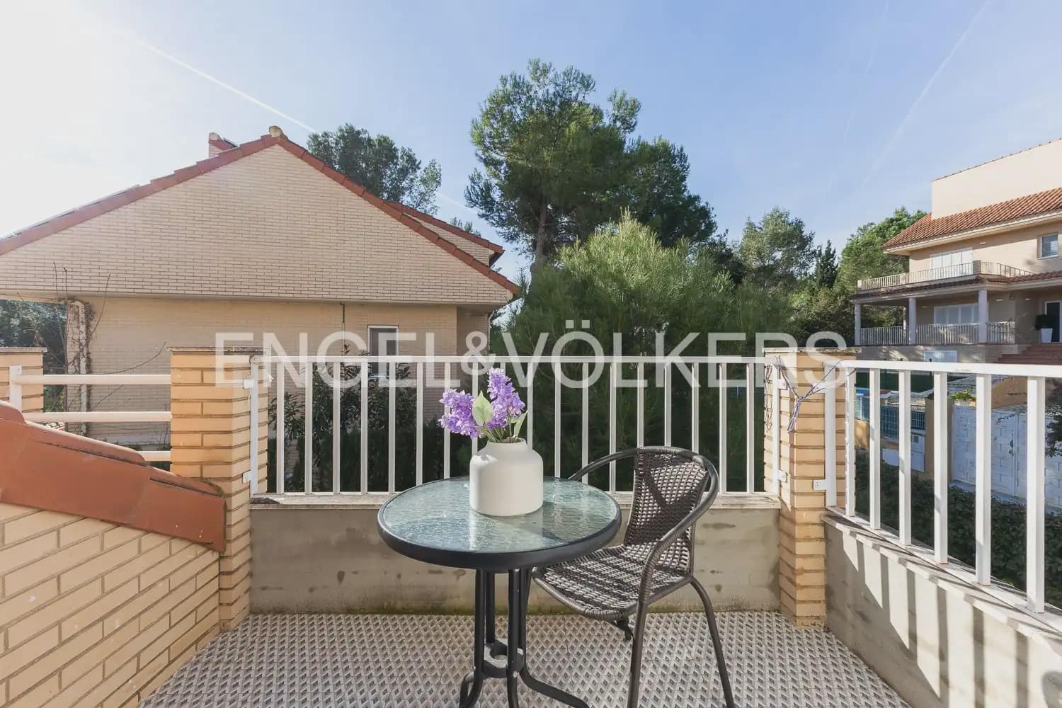 4 bedroom Villa for rent in Chiva with pool garage - € 3,500 (Ref: 9898077)