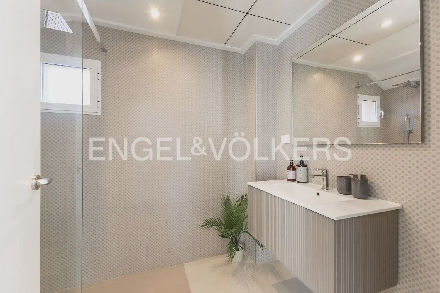 4 bedroom Villa for rent in Chiva with pool garage - € 3,500 (Ref: 9898077)