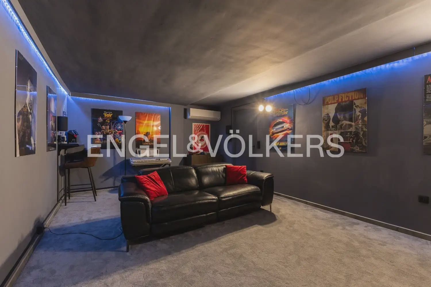4 bedroom Villa for rent in Chiva with pool garage - € 3,500 (Ref: 9898077)