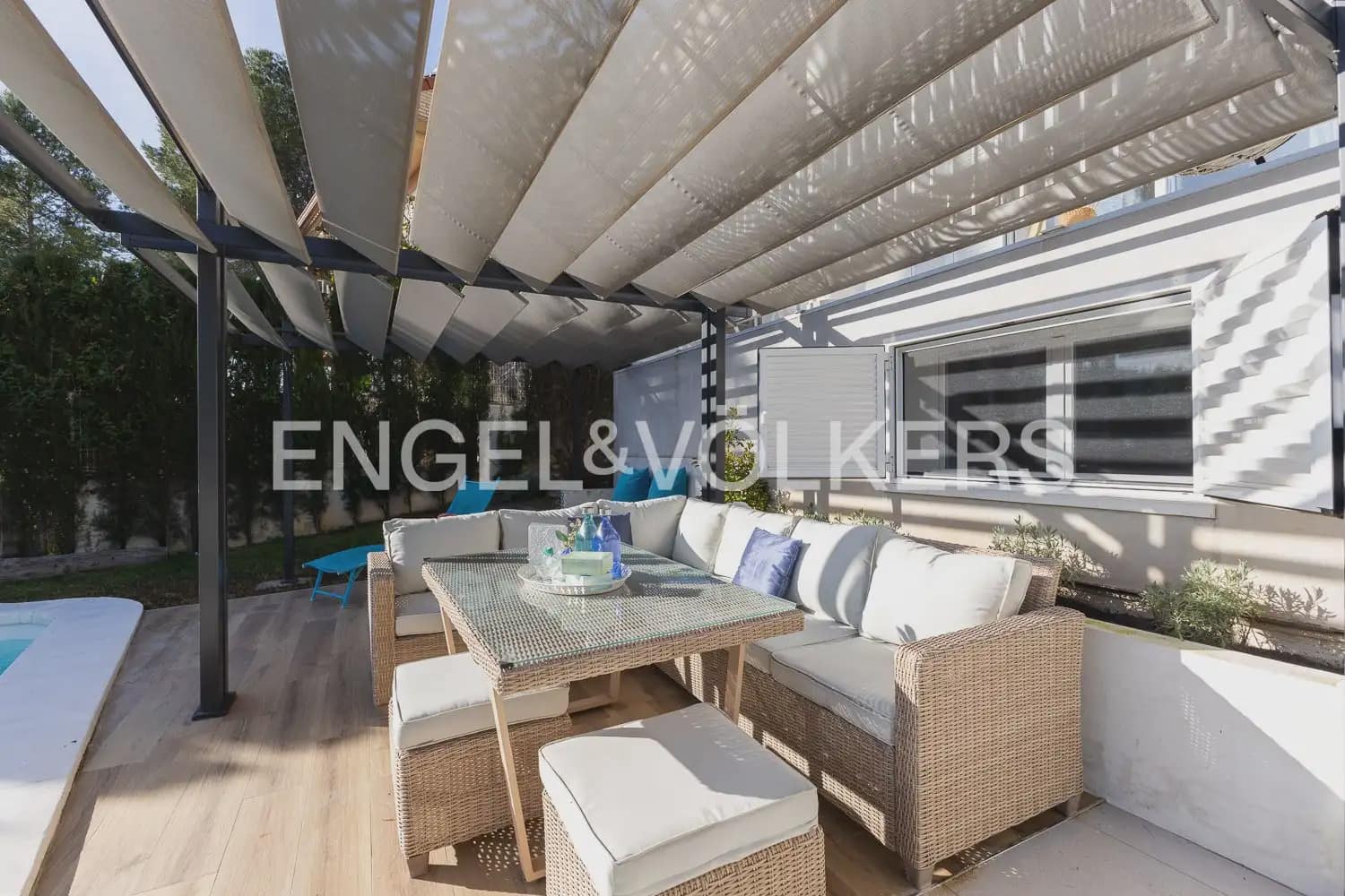 4 bedroom Villa for rent in Chiva with pool garage - € 3,500 (Ref: 9898077)