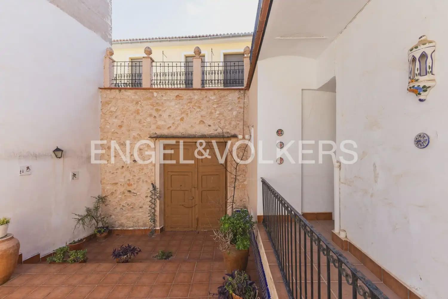 5 bedroom Townhouse for sale in Montesa with garage - € 199,000 (Ref: 9898082)