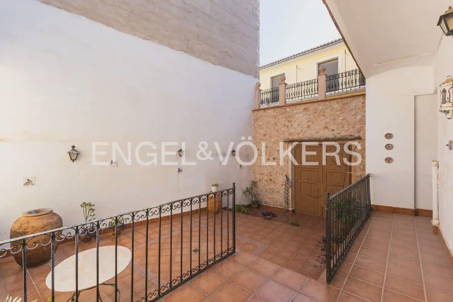5 bedroom Townhouse for sale in Montesa with garage - € 199,000 (Ref: 9898082)