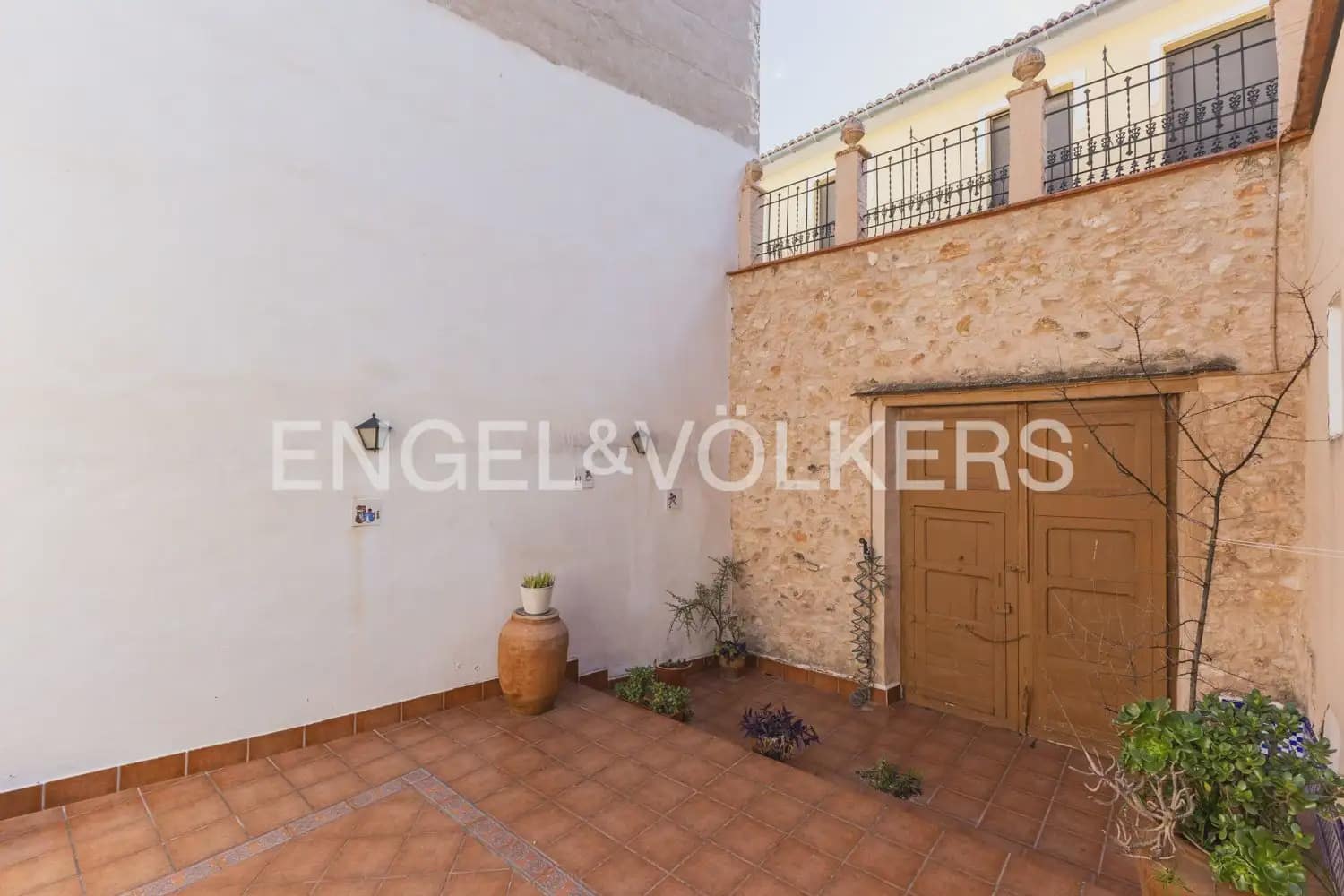 5 bedroom Townhouse for sale in Montesa with garage - € 199,000 (Ref: 9898082)