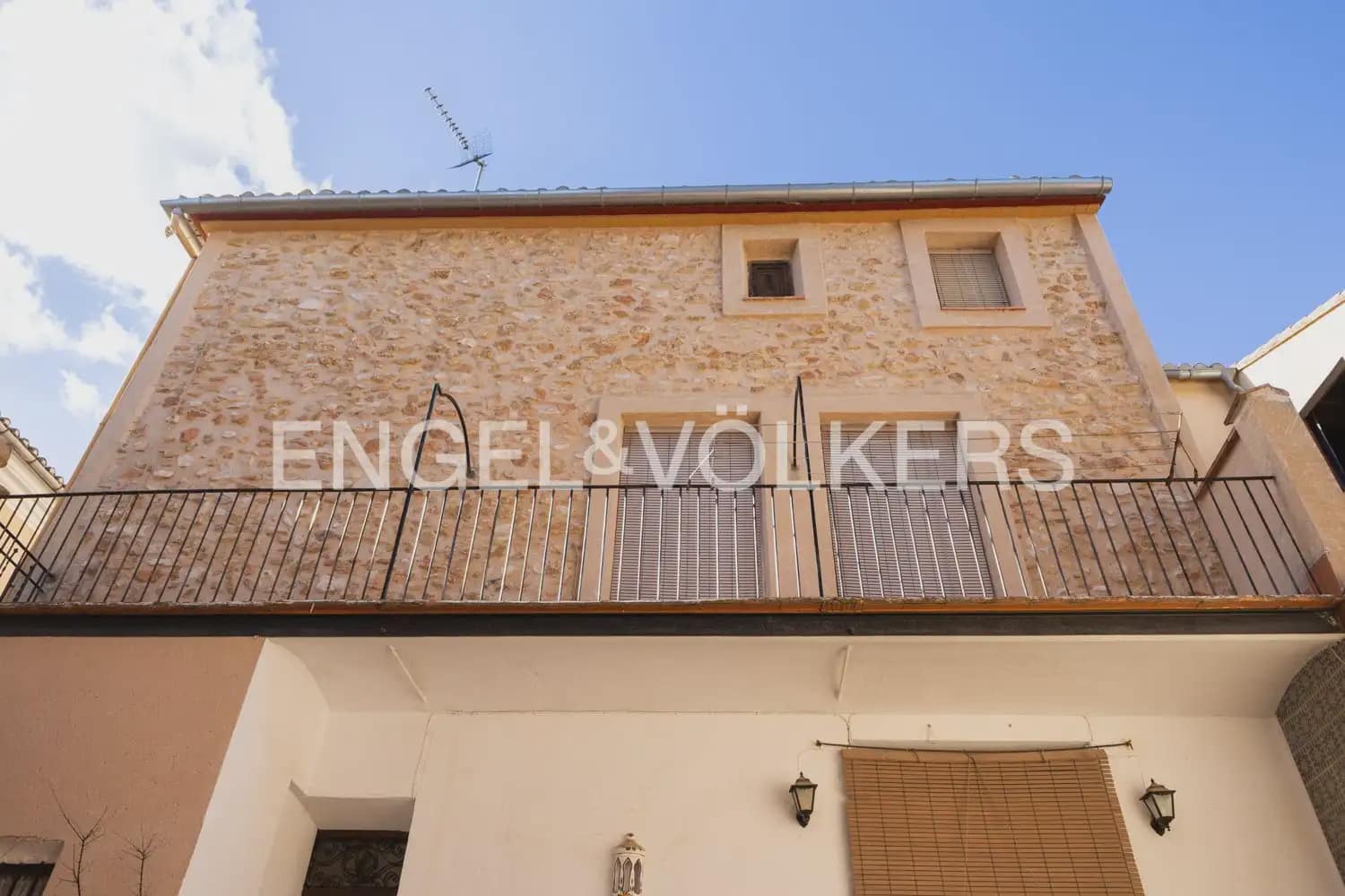 5 bedroom Townhouse for sale in Montesa with garage - € 199,000 (Ref: 9898082)