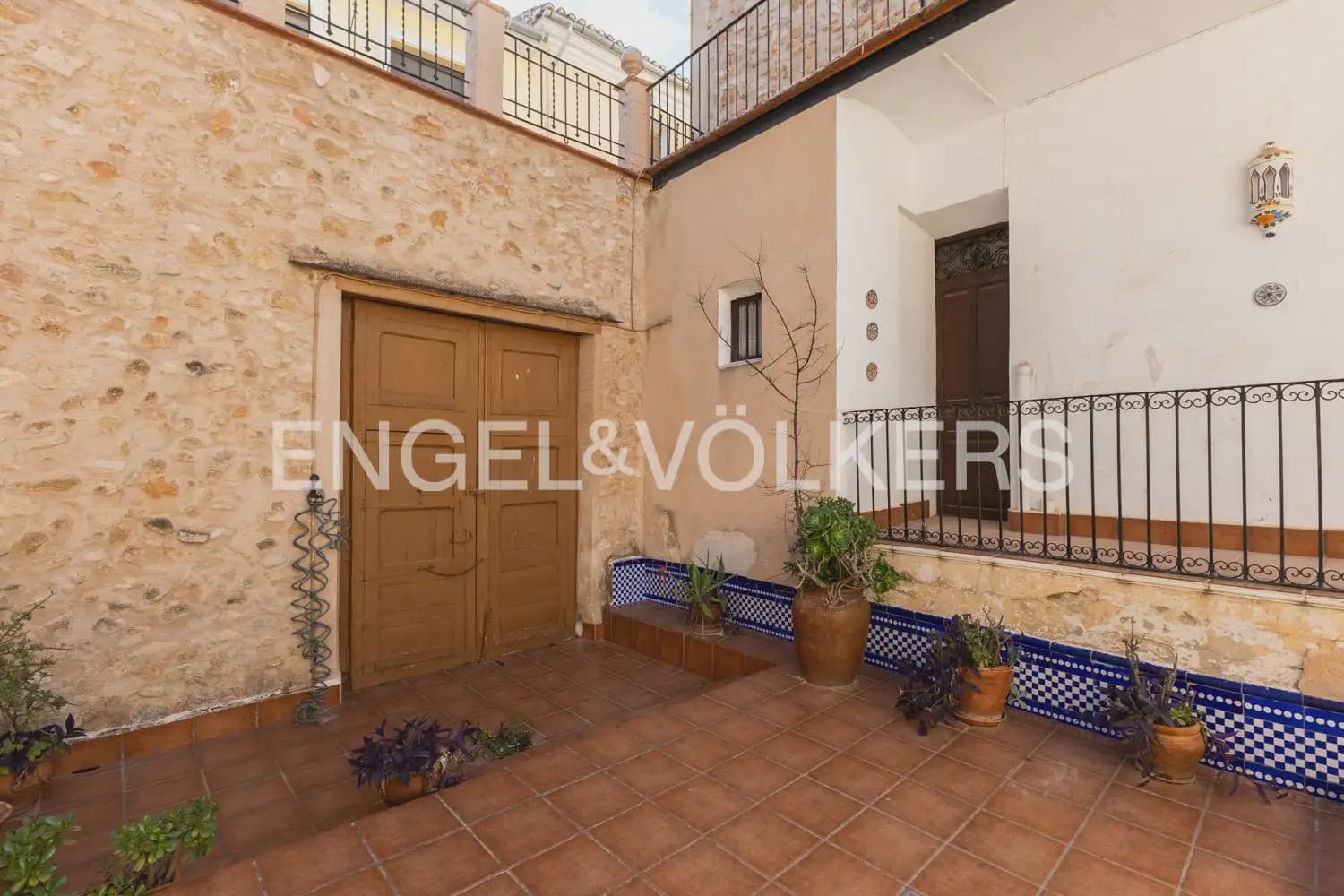 5 bedroom Townhouse for sale in Montesa with garage - € 199,000 (Ref: 9898082)