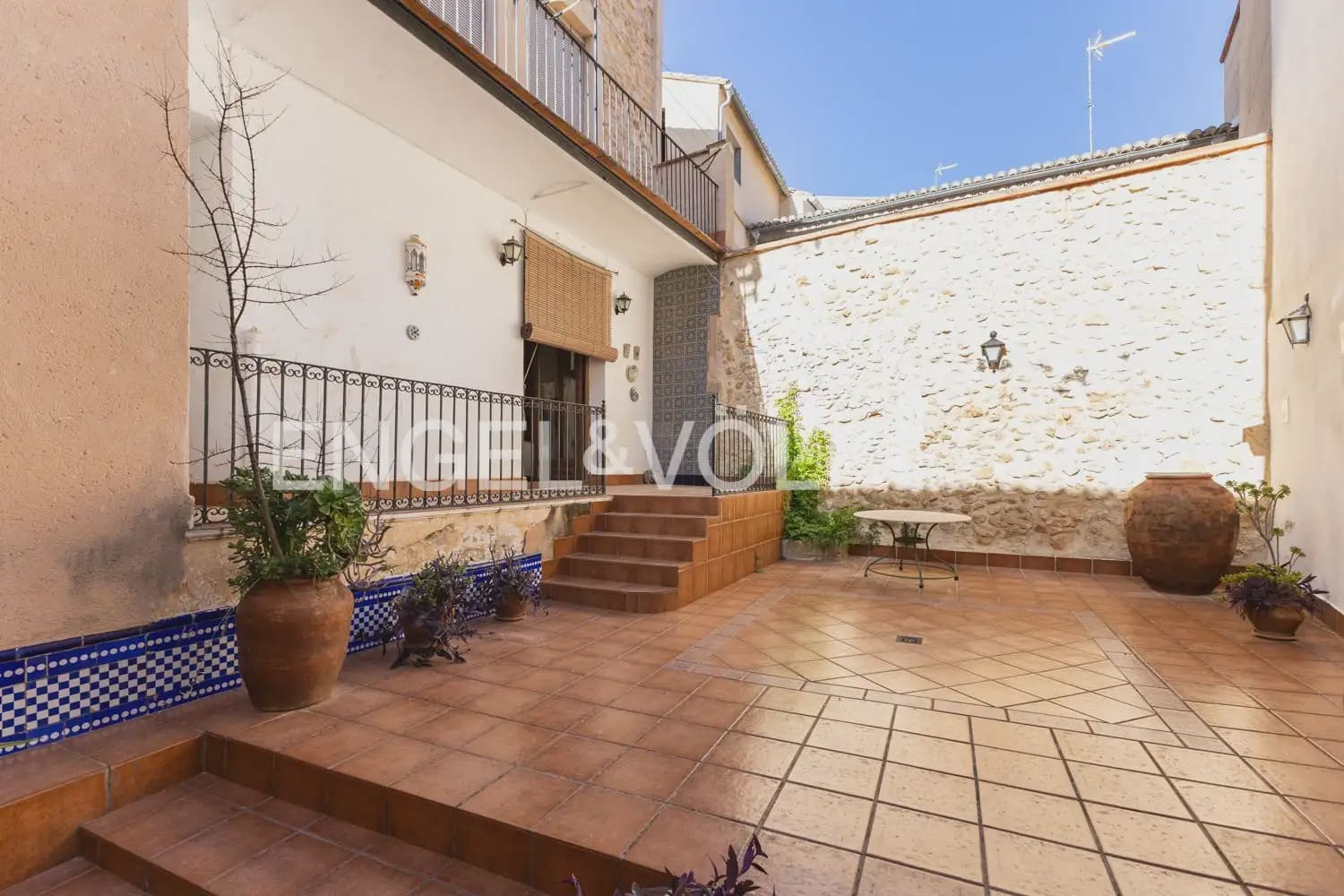 5 bedroom Townhouse for sale in Montesa with garage - € 199,000 (Ref: 9898082)