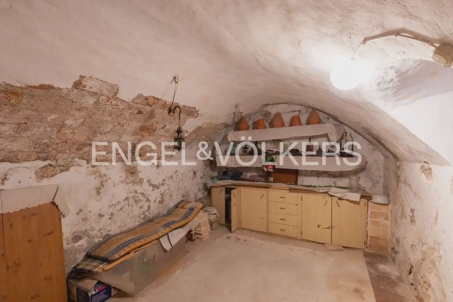 5 bedroom Townhouse for sale in Montesa with garage - € 199,000 (Ref: 9898082)