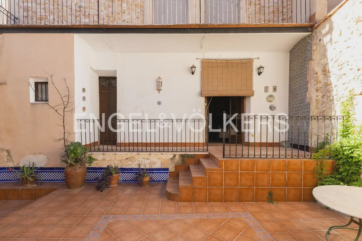 5 bedroom Townhouse for sale in Montesa with garage - € 199,000 (Ref: 9898082)