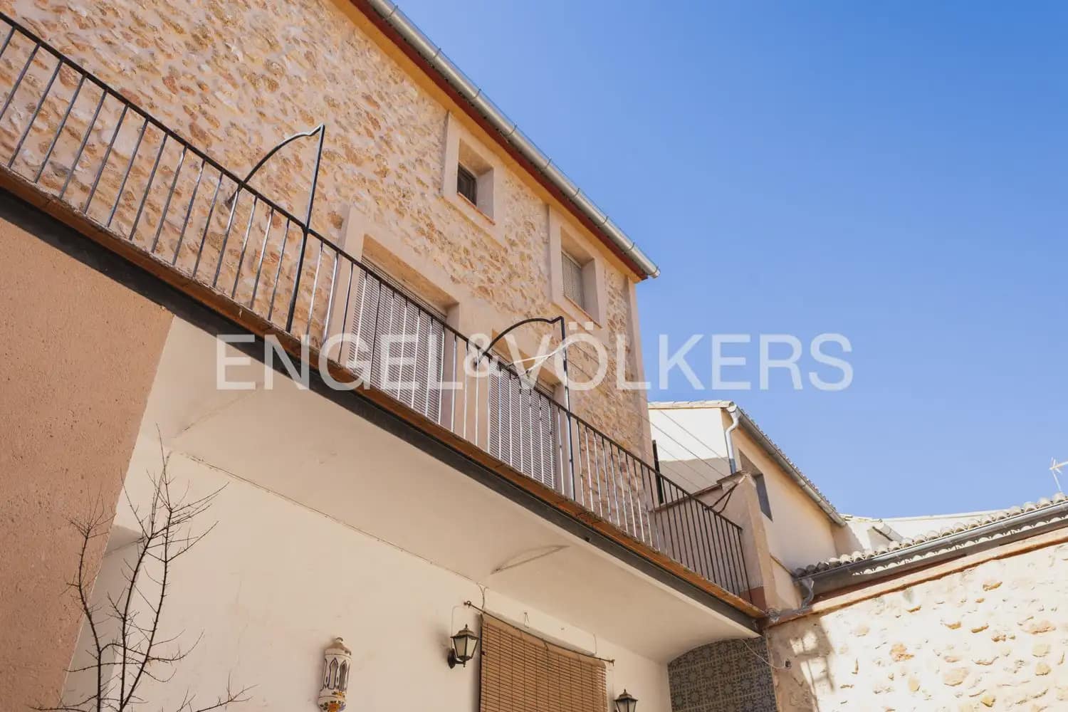 5 bedroom Townhouse for sale in Montesa with garage - € 199,000 (Ref: 9898082)