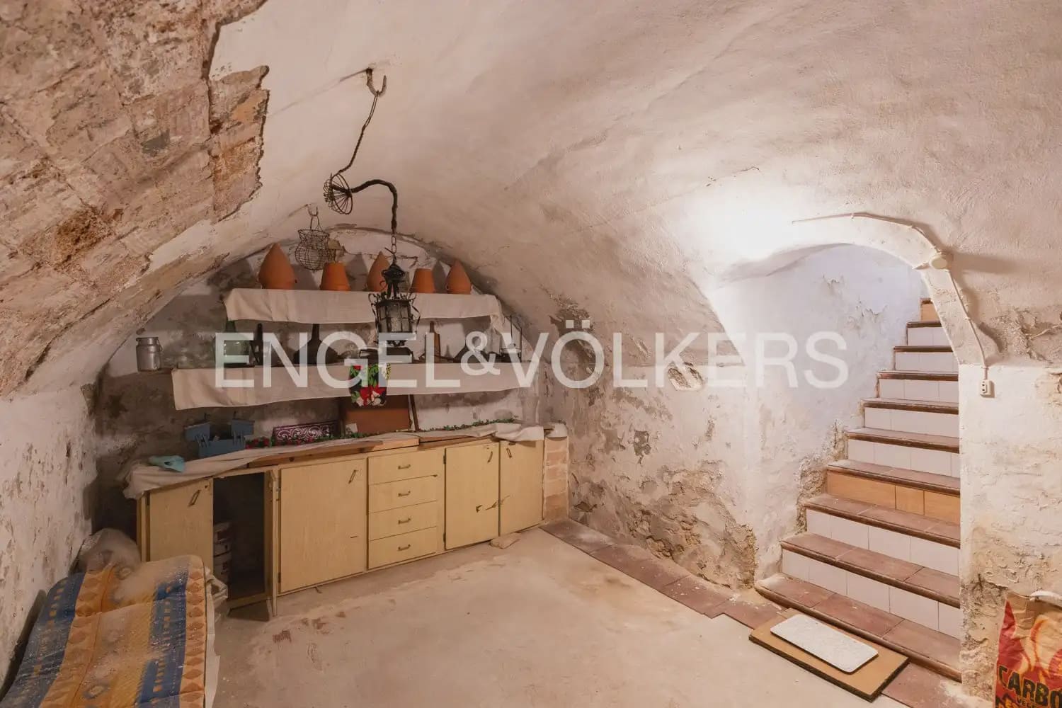 5 bedroom Townhouse for sale in Montesa with garage - € 199,000 (Ref: 9898082)